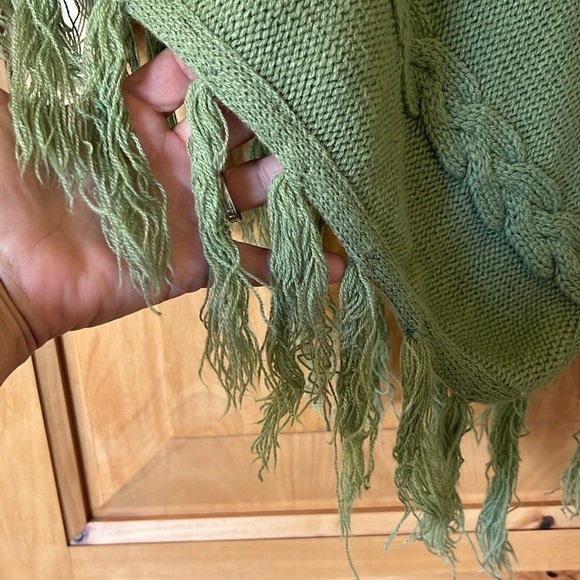 Light army green fringed sweater poncho - Picture 2 of 4